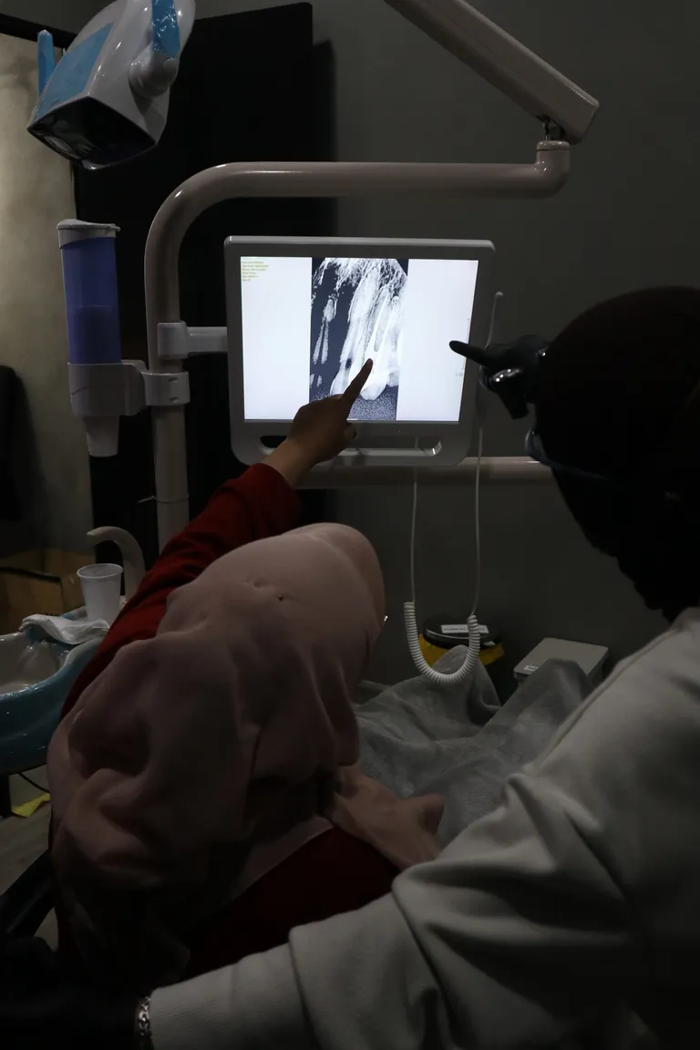 Dr Syafiqah memberi penerangan kepada patient