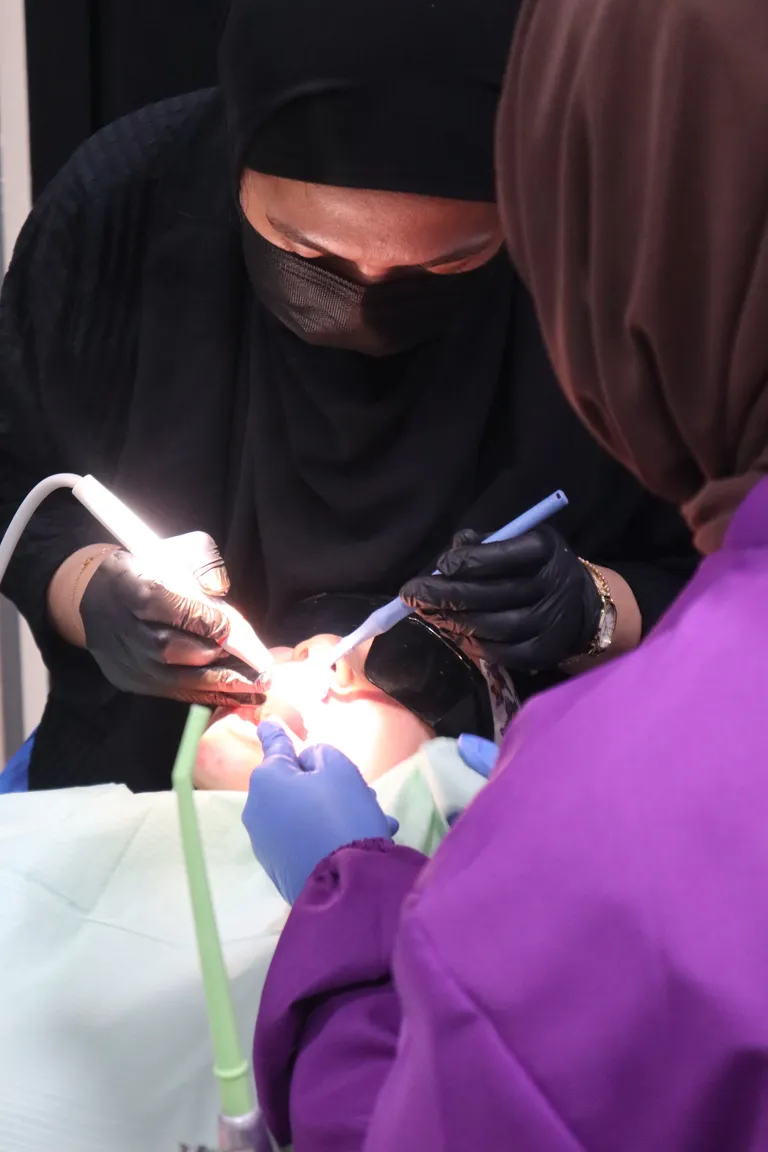 Dr Syafiqah semasa prosedur tampalan gigi